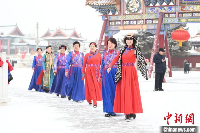 2月13日，老年人在呼和浩特市大召廣場拍照“打卡”。　劉文華 攝