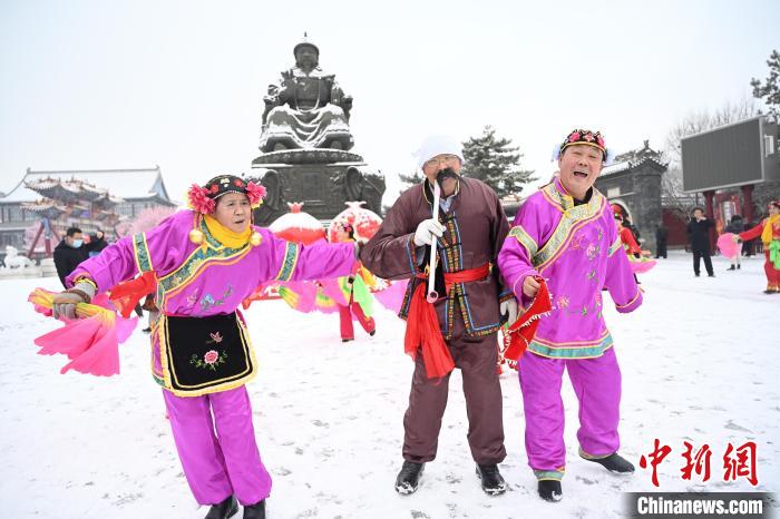 2月13日，秧歌隊(duì)在呼和浩特市大召廣場雪中起舞。　劉文華 攝