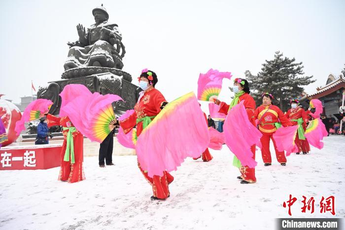 2月13日，秧歌隊(duì)在呼和浩特市大召廣場雪中起舞?！⑽娜A 攝