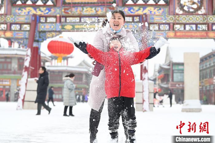 2月13日，家長與小朋友在呼和浩特市大召廣場享雪趣?！⑽娜A 攝