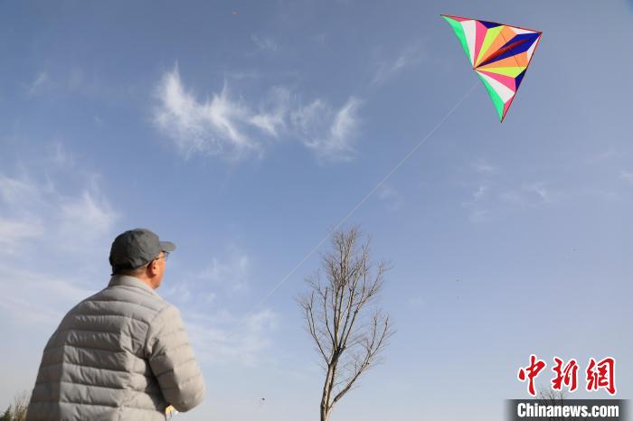市民在放風(fēng)箏?！∴囆?qiáng) 攝