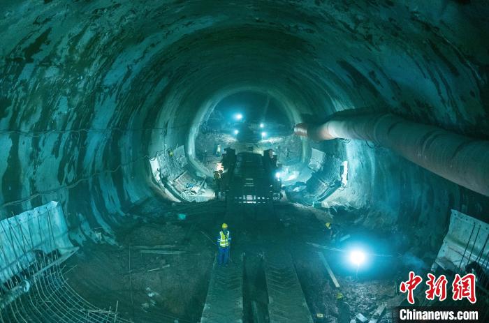 正在掘進中的龍泉山1號隧道?！⒅铱?攝