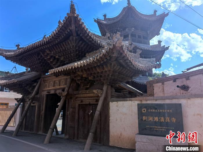 圖為集漢、藏、伊斯蘭風(fēng)格于一體的700年歷史的全國(guó)重點(diǎn)保護(hù)文物——阿河灘清真寺?！埡ｖ?攝