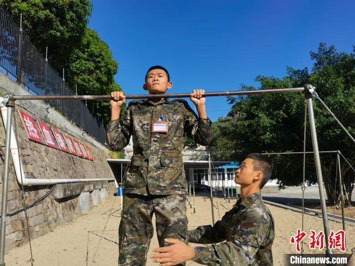 新兵尤云龍正在進(jìn)行器械訓(xùn)練?！●R濤 攝
