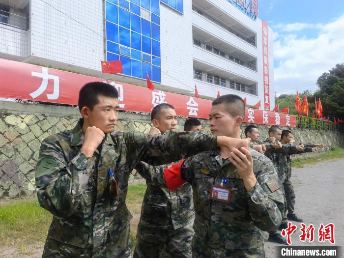 新兵尤云龍(左)不斷向一名合格軍人蛻變?！￡愴?攝