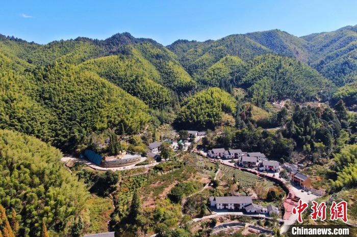 航拍江西井岡山市神山村，青山環(huán)繞，風(fēng)景秀美?！⒘?攝