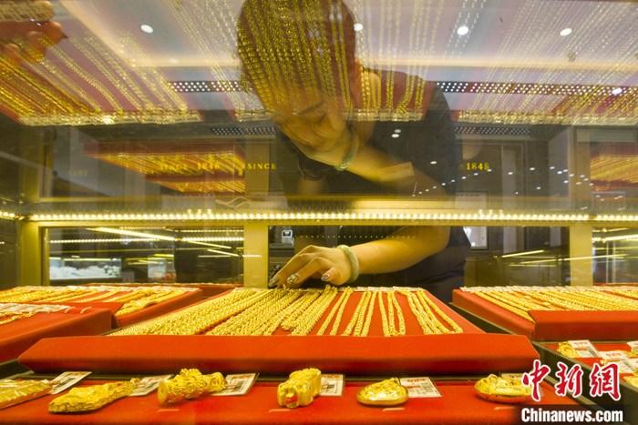 山西省太原市，一商場(chǎng)工作人員整理黃金飾品。