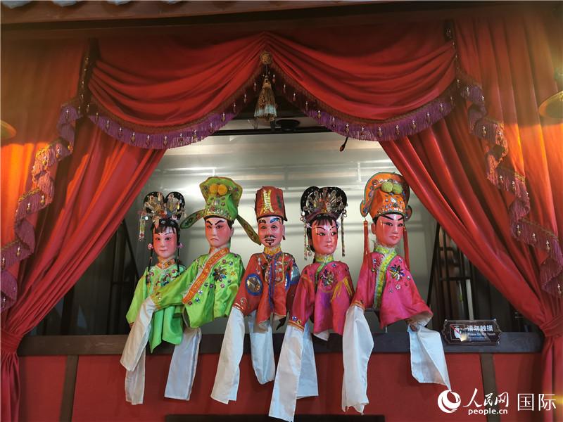 3D公仔戲臺。人民網(wǎng)記者 符園園攝