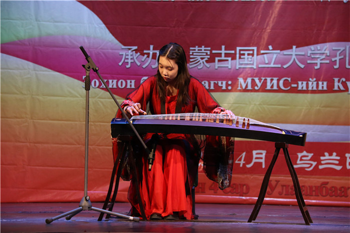 三等獎(jiǎng)選手普通話中學(xué)的額格希格倫古箏演奏《寄明月》。蒙古國立大學(xué)孔子學(xué)院供圖