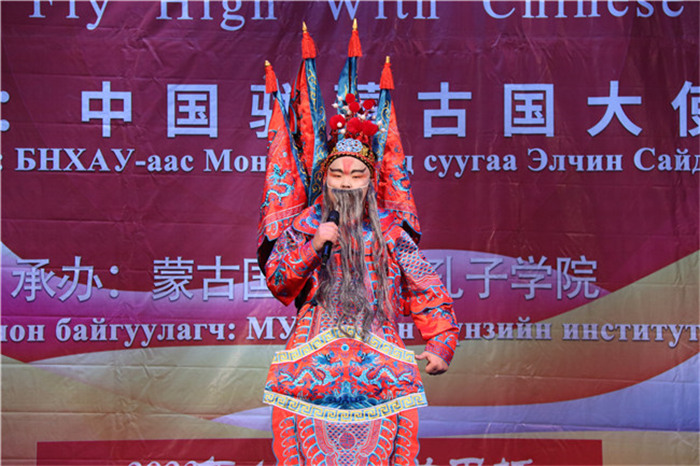 鼓勵(lì)獎(jiǎng)選手表演戲曲《定軍山》。蒙古國(guó)立大學(xué)孔子學(xué)院供圖