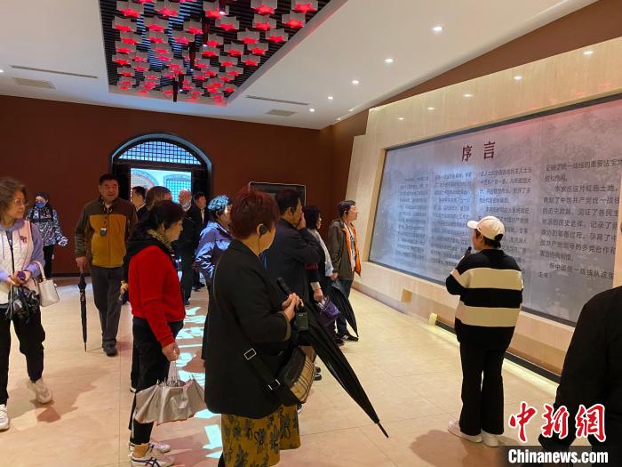中共中央統(tǒng)戰(zhàn)部舊址里參觀者絡(luò)繹不絕。　李曉偉 攝