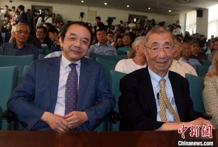 高能論壇開始前，丁肇中先生(右)與主持論壇的中科院高能所所長王貽芳院士合影?！?lt;a target='_blank' href='/'><p  align=