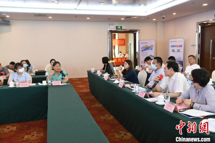 圖為中國銀行廣西分行代表在回應(yīng)桂林歸義生態(tài)農(nóng)業(yè)有限公司總經(jīng)理夏月紅的貸款需求?！∈Y雪林 攝