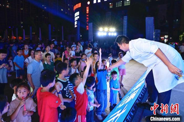 2023年鷹潭市“好奇心”科普節(jié)吸引了不少孩子踴躍參與?！≈鬓k方 供圖