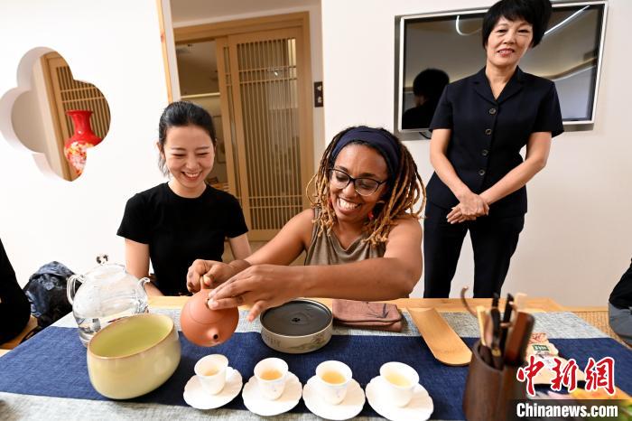 代表團(tuán)成員在漳州古城體驗(yàn)中國(guó)茶文化?！埥鸫?攝