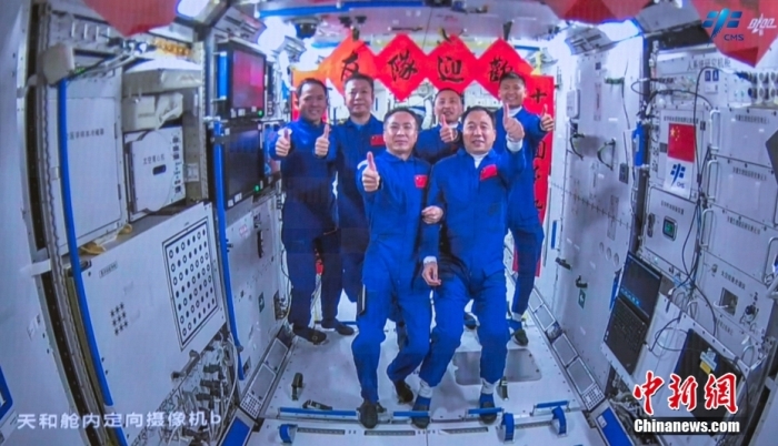 圖為神舟十五號(hào)航天員乘組與神舟十六號(hào)航天員乘組“全家?！?。中國(guó)載人航天工程辦公室 供圖