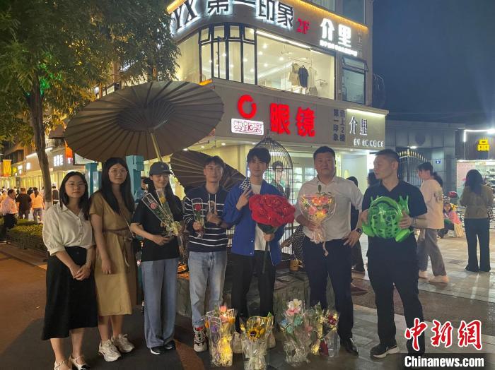在東陽(yáng)橫店，宣講團(tuán)導(dǎo)師、成員與橫店演員(右三)合影。　 東陽(yáng)市融媒體中心 供圖