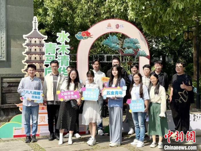 宣講團(tuán)成員在永康市合影?！吴晫?攝