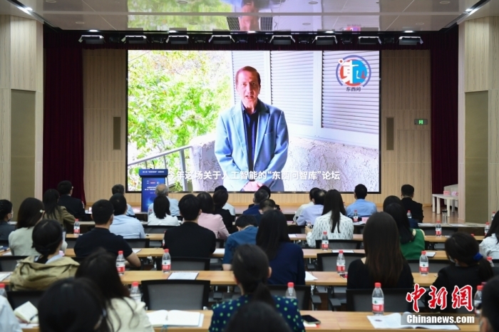 5月30日，<a target='_blank' href='/'>中新社</a>第二屆“東西問智庫”主題論壇在北京舉行，多位中外專家圍繞“AI革命與文明進化”展開討論。圖為美國加州理工學(xué)院電氣工程和計算機科學(xué)教授、人工智能專家亞瑟·阿布-穆斯塔法通過視頻在論壇上作主旨演講。<a target='_blank' href='/'>中新社</a>記者 田雨昊 攝