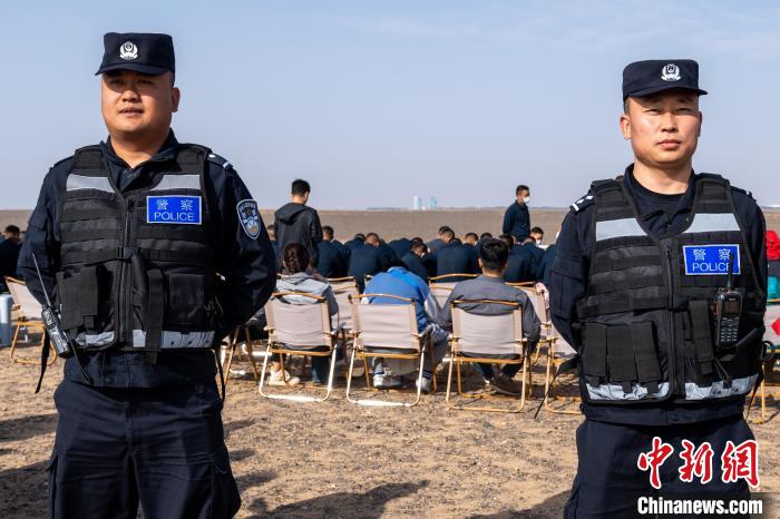 圖為承擔(dān)神舟十六號載人飛船安保任務(wù)的移民管理警察?！∨ｖ?攝