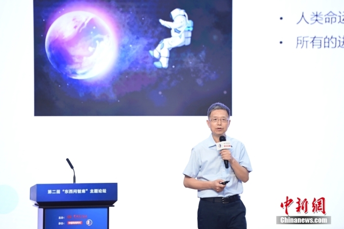 5月30日，<a target='_blank' href='/'>中新社</a>第二屆“東西問智庫”主題論壇在北京舉行，多位中外專家圍繞“AI革命與文明進化”展開討論。圖為北京大學(xué)新聞與傳播學(xué)院教授胡泳在論壇上作主旨演講。<a target='_blank' href='/'>中新社</a>記者 田雨昊 攝