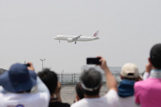 5月28日，C919首個商業(yè)航班東航MU9191飛抵北京首都國際機(jī)場。新華社記者鞠煥宗攝