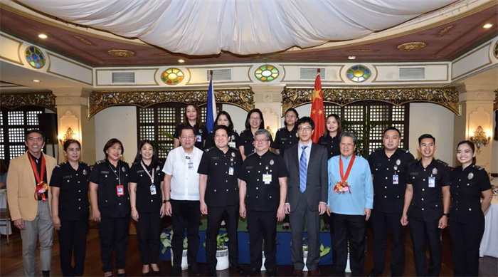 7月10日，菲律賓移民官員中文培訓(xùn)班在菲移民局總部正式開(kāi)班。中國(guó)駐菲律賓大使館供圖。