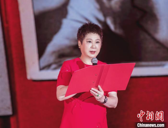 7月16日，榮智豐在2023年上海統(tǒng)戰(zhàn)文化周開幕活動中朗誦《與統(tǒng)戰(zhàn)先輩的時空對話》?！堦?攝