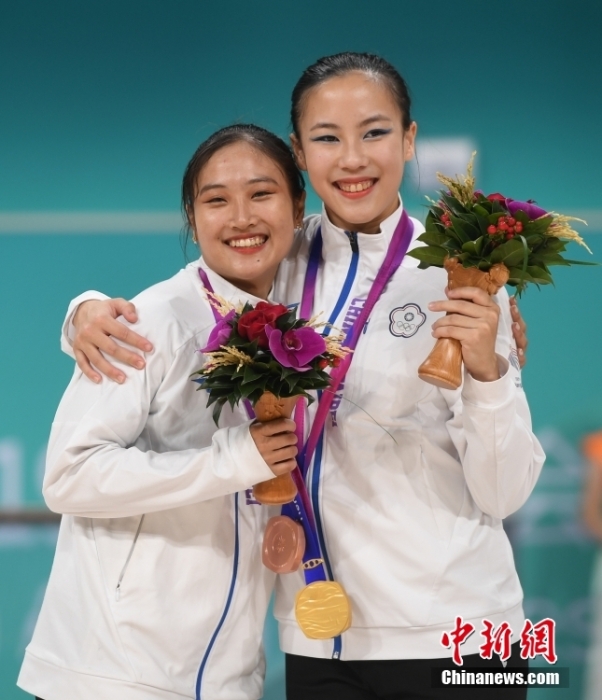 10月7日，杭州第19屆亞運(yùn)會(huì)輪滑項(xiàng)目女子花樣輪滑單人滑長(zhǎng)節(jié)目決賽在錢塘輪滑中心舉行。結(jié)合短節(jié)目決賽成績(jī)，中國(guó)臺(tái)北選手洪筱晴(左)以94.38分的總成績(jī)奪得女子花樣輪滑單人滑冠軍，中國(guó)臺(tái)北選手張致如(右)獲得季軍。<a target='_blank' href='/'><p  align=
