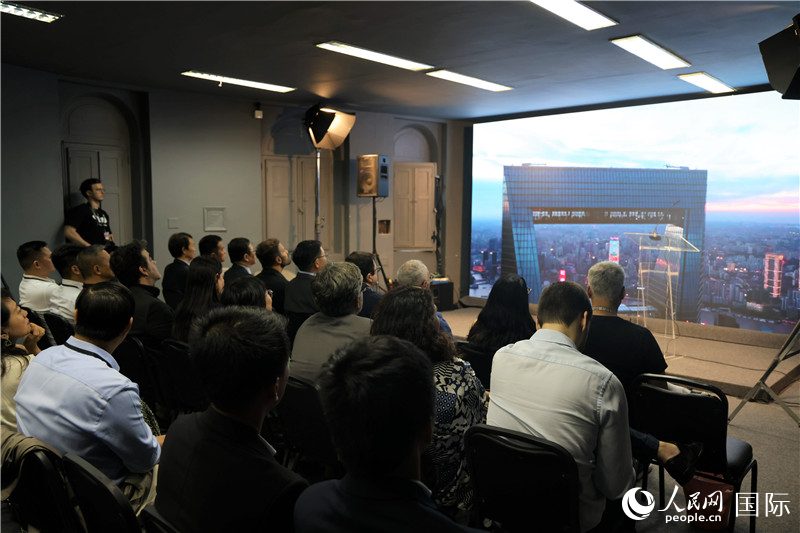 與會嘉賓在現(xiàn)場觀看“中國影視作品展播季”活動宣傳片。人民網(wǎng)記者 時元皓攝