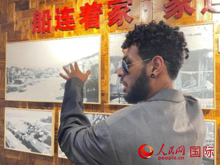 巴布亞新幾內(nèi)亞乒乓球國家隊隊員羅伊在福建省寧德市下歧村參觀。人民網(wǎng)記者 張榮攝