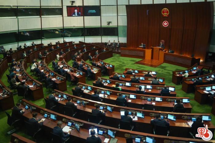 李家超在立法會宣讀新一份施政報告。圖片來源：香港“點新聞” 麥鈞杰 攝