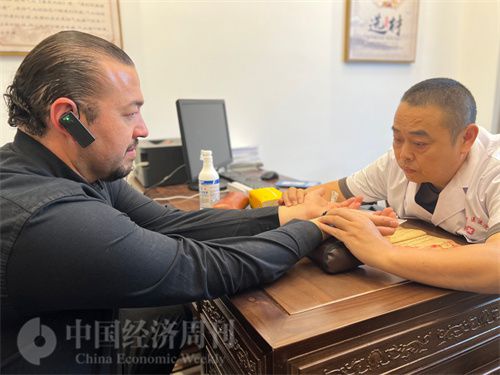   （外媒記者走進(jìn)中醫(yī)堂，問(wèn)診中醫(yī)名師。中國(guó)經(jīng)濟(jì)周刊記者 郭志強(qiáng)攝）
