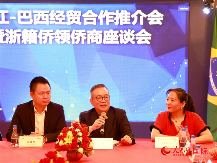 浙江海外聯(lián)誼會常務副會長徐旭（中）和與會僑領僑商座談。人民網(wǎng)記者 陳海琪攝