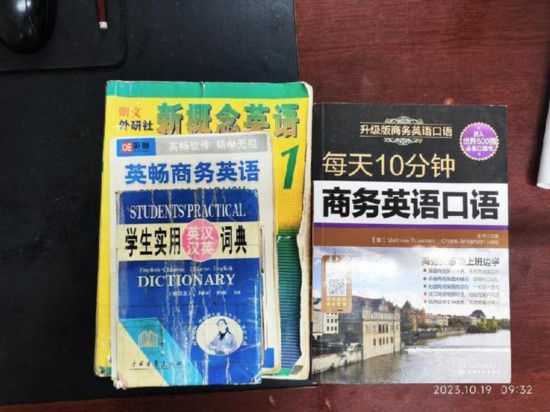   胡振興學(xué)習(xí)英語所用的資料。（圖片由受訪者提供）