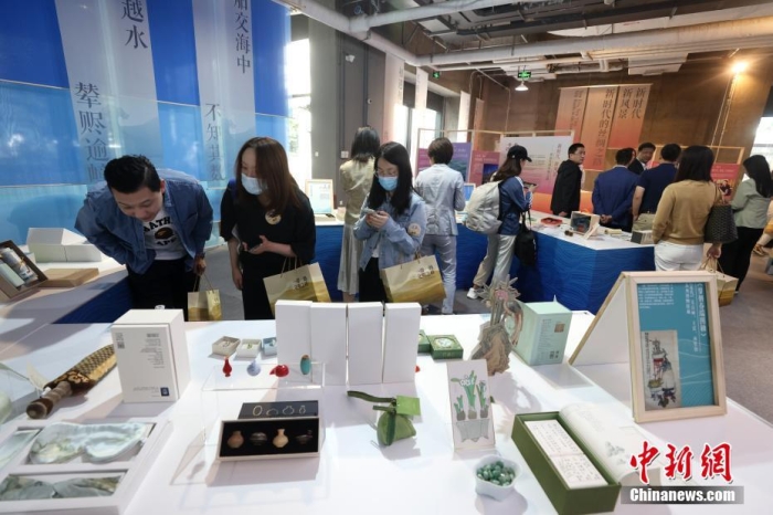 9月28日，“一帶一路，文明之橋”圖書(shū)文創(chuàng)展在北京圖書(shū)大廈開(kāi)幕，圖為觀眾參觀展覽。<a target='_blank' href='/'><p  align=