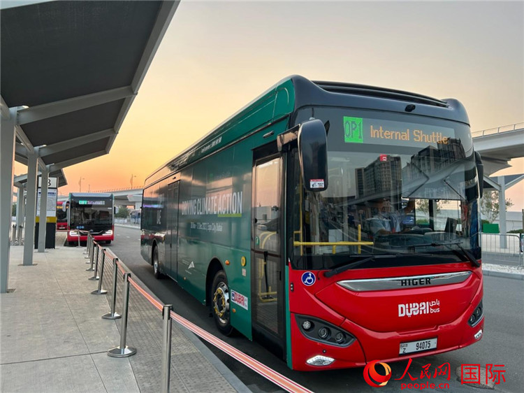 在世博城地鐵站附近的擺渡車站點(diǎn)內(nèi)，來自中國的純電動(dòng)大巴正等待接送乘客。人民網(wǎng)記者 任皓宇攝