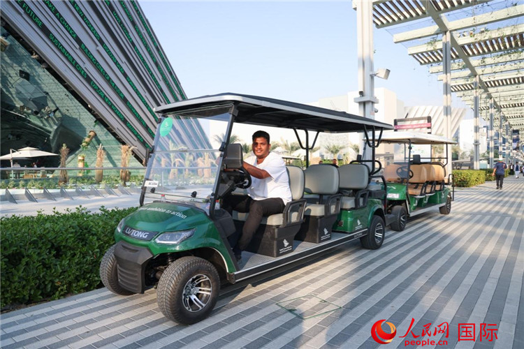 COP28綠區(qū)內(nèi)的中國品牌電瓶車。人民網(wǎng)記者 任皓宇攝