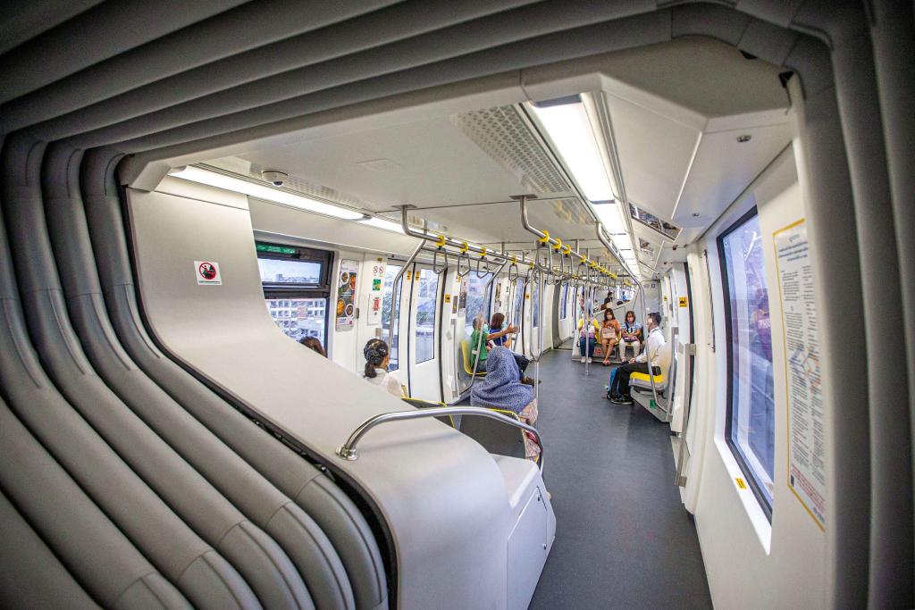 9月14日，乘客在泰國曼谷搭乘“黃線”列車。泰國曼谷是世界著名旅游目的地之一，當(dāng)?shù)厝税堰@座城市的高架軌道交通系統(tǒng)稱為“曼谷天鐵”。2023年下半年，由位于安徽蕪湖的中車浦鎮(zhèn)阿爾斯通運(yùn)輸系統(tǒng)公司生產(chǎn)并提供的單軌道列車“天鐵黃線”在曼谷正式運(yùn)營，11月同樣由該公司生產(chǎn)并提供列車的“天鐵粉線”也在曼谷開始試運(yùn)行。“中國智造”從中國蕪湖來到泰國曼谷，讓曼谷近郊與市中心的連接更為緊密，豐富城市面貌的同時，也為當(dāng)?shù)匕l(fā)展注入新活力。（新華社記者王騰攝）