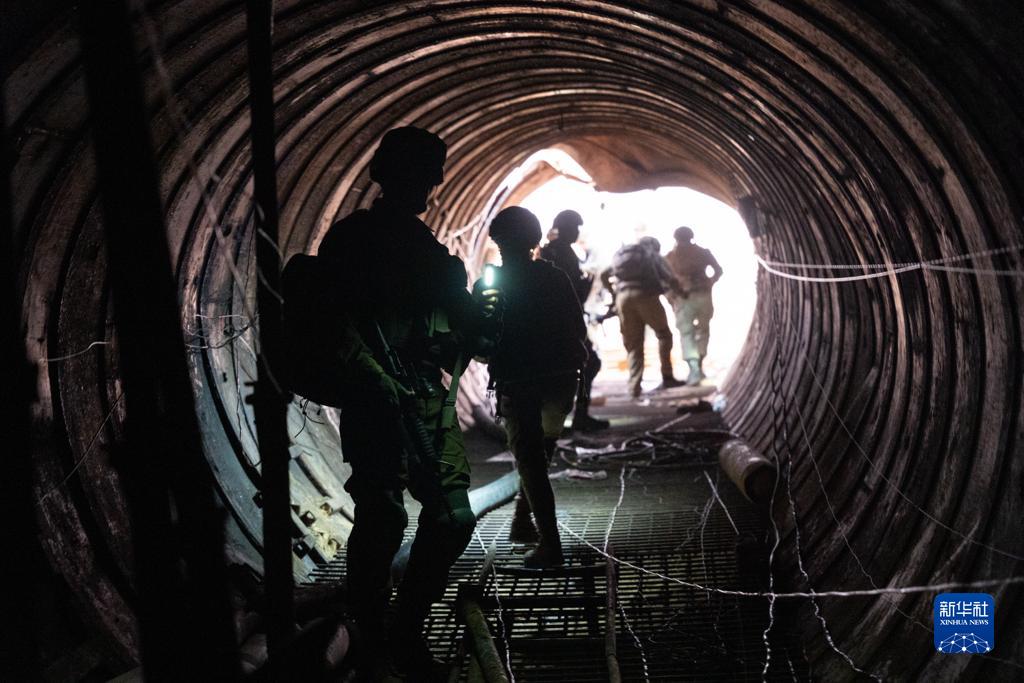 這張以色列國防軍12月17日發(fā)布的照片顯示，以軍地面部隊在加沙地帶發(fā)現(xiàn)一處大型地下隧道。新華社發(fā)