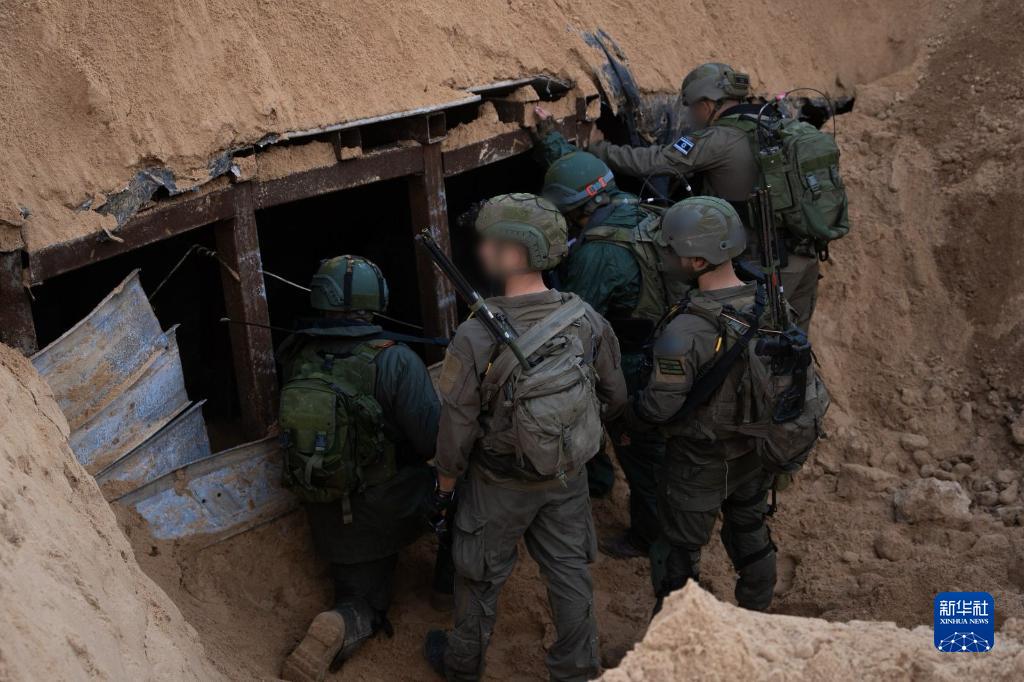 這張以色列國防軍12月17日發(fā)布的照片顯示，以軍地面部隊在加沙地帶發(fā)現(xiàn)一處大型地下隧道。新華社發(fā)