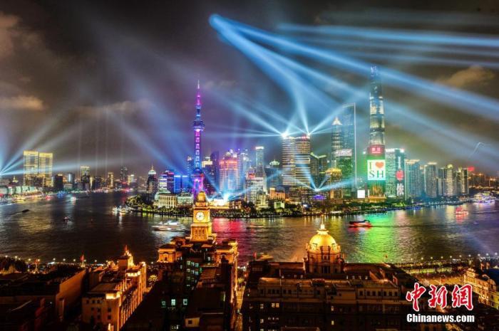 資料圖：上海外灘國慶燈光秀流光溢彩。 黃偉國 攝