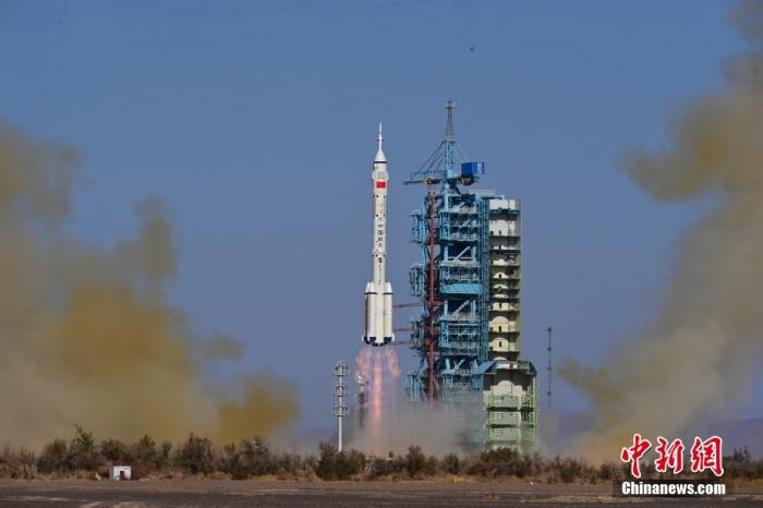 資料圖：北京時間2023年10月26日11時14分，搭載神舟十七號載人飛船的長征二號F遙十七運載火箭在酒泉衛(wèi)星發(fā)射中心點火發(fā)射。汪江波 攝