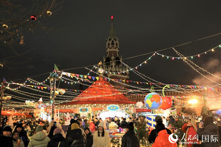 位于莫斯科紅場中央的“古姆”新年集市。人民網(wǎng)記者 隋鑫攝