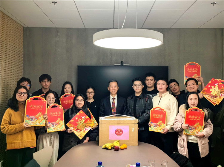 中國(guó)駐瑞典大使崔愛(ài)民看望慰問(wèn)瑞典隆德大學(xué)中國(guó)留學(xué)生。中國(guó)駐瑞典大使館供圖