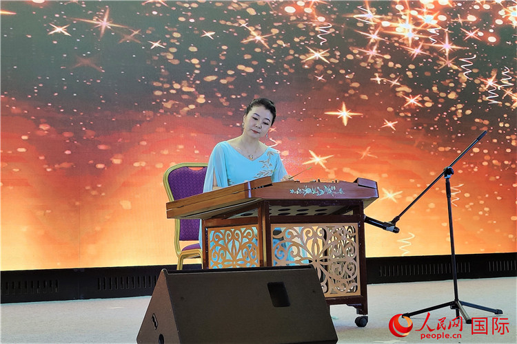揚(yáng)琴演奏家劉艮演奏《夢(mèng)中的婚禮》。人民網(wǎng)記者 于宏建攝