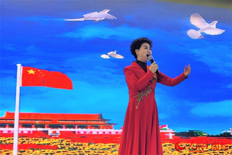 女高音歌唱家、國(guó)家一級(jí)演員江如虹演唱《我愛(ài)你中國(guó)》。人民網(wǎng)記者 于宏建攝
