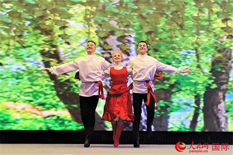 來(lái)自莫斯科州藝術(shù)學(xué)院舞蹈團(tuán)的演員表演舞蹈《三套車(chē)》。人民網(wǎng)記者 于宏建攝