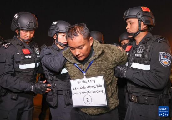 1月30日，在緬甸內(nèi)比都國際機(jī)場，緬甸警方依法向我公安機(jī)關(guān)移交緬北重大犯罪嫌疑人白應(yīng)蒼。新華社記者 殷剛 攝