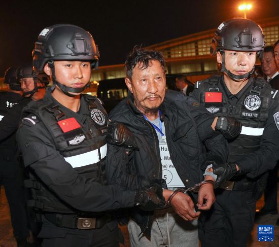 1月30日，在緬甸內(nèi)比都國際機(jī)場，緬甸警方依法向我公安機(jī)關(guān)移交緬北重大犯罪嫌疑人魏懷仁。新華社記者 殷剛 攝